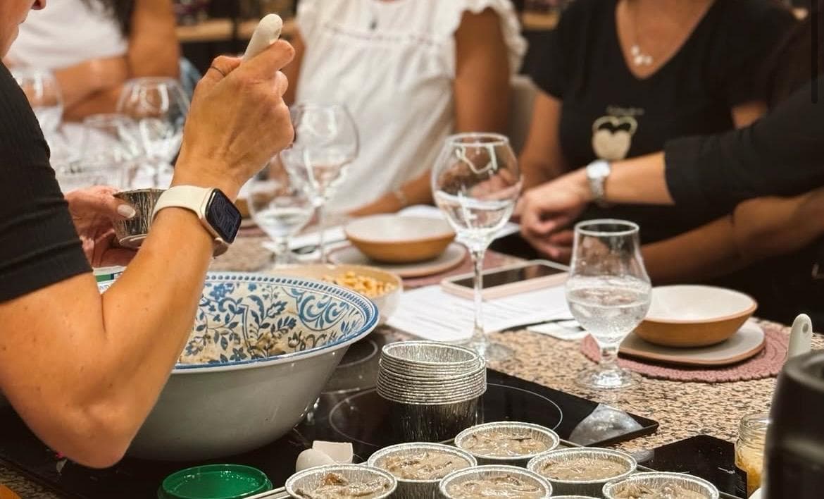 Clase de cocina en grupo en Menesteres